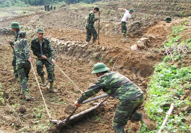 Bộ đội biên phòng - “bà đỡ” thoát nghèo của đồng bào vùng biên giới - 1 Bộ đội biên phòng Nghệ An giúp người dân khai hoang đất để trồng trọt (ảnh L.Thạch)