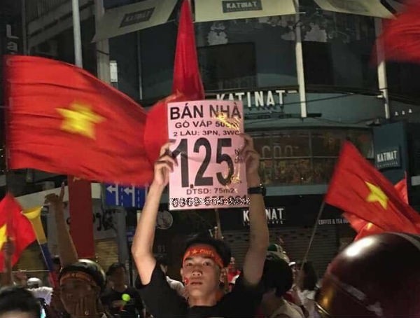 Đi "bão" mừng U23, thanh niên "tỉnh táo nhất năm" giơ cao quảng cáo bán nhà - 1
Nhân vật gây chú ý bởi biển rao bán nhà