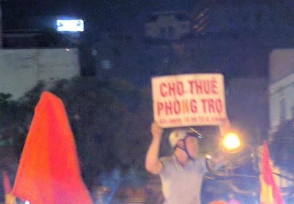 Đi "bão" mừng U23, thanh niên "tỉnh táo nhất năm" giơ cao quảng cáo bán nhà - 2
Tận dụng quảng cáo