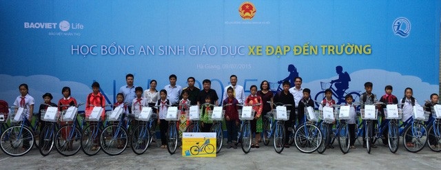 Bảo Việt Nhân thọ nhận thư khen của Chủ tịch nước - 2
Đại diện Lãnh đạo TCT Bảo Việt Nhân thọ trao xe đạp cho học sinh nghèo