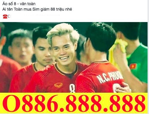 Đi "bão" mừng U23, thanh niên "tỉnh táo nhất năm" giơ cao quảng cáo bán nhà - 3
Đại lý sim quảng cáo ăn theo U23