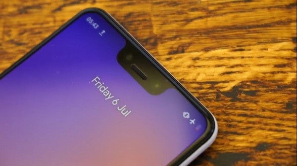 Chưa ra mắt, smartphone Pixel 3 XL của Google đã lộ video mở hộp rõ nét - 1 Pixel 3 XL sở hữu màn hình “tai thỏ” với phần “tai thỏ” có thiết kế khá thô so với các đối thủ khác