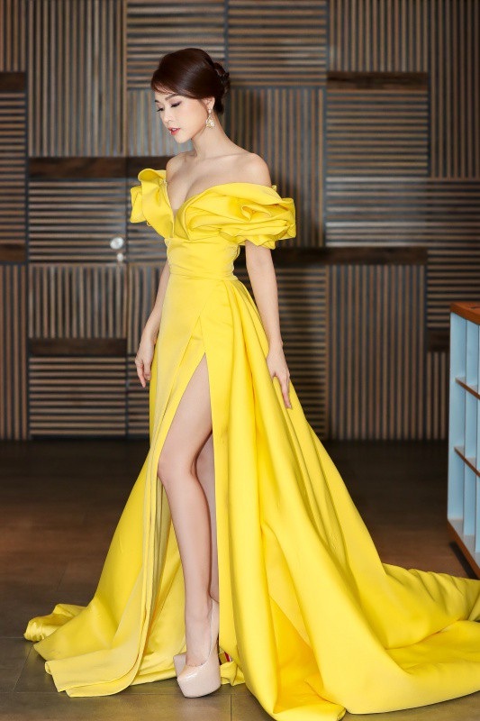 Cô cho biết, lịch trình phim ảnh, quay gameshow khá bận rộn nhưng vẫn không quên chăm sóc và bảo vệ bản thân. Vốn thuộc dạng người dễ tăng cân, Sam kiểm soát cơ thể bằng chế độ ăn uống khoa học, khéo léo. Người đẹp cho biết, cô hiếm khi đụng đến tinh bột và đồ ngọt. San chỉ bổ sung lượng vừa đủ vào cơ thể, ngoài ra chế độ ăn đa phần là rau xanh, thịt nạc và cá.