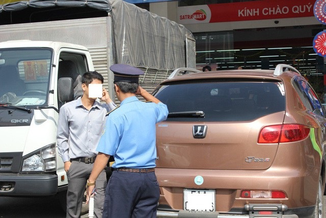 Taxi truyền thống không muốn có hợp đồng điện tử - 1 Thanh tra giao thông TPHCM xử phạt taxi công nghệ vi phạm