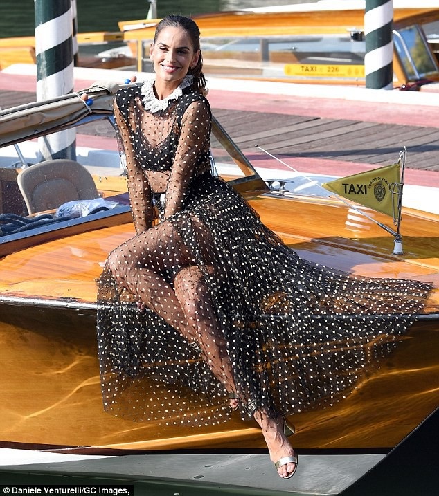 Izabel Goulart diện váy xuyên thấu gợi cảm - 9
Thi thoảng cô được bạn trai hộ tống dự sự kiện