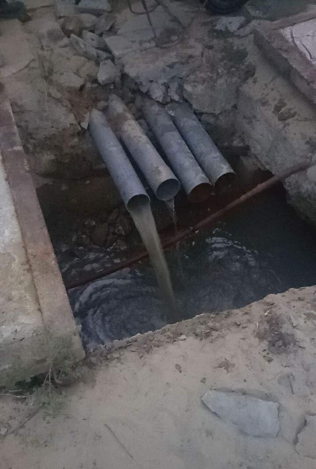 Đà Nẵng xử phạt 160 triệu đồng chủ công trình cao ốc xả thải “chui” - 2 Công trình đấu nối chui 4 ống xả thải vào hệ thống thoát nước chung của Đà Nẵng, gây quá tải ở cống xử lý nước xả thải ra biển, ô nhiễm môi trường khu vực bãi biển.