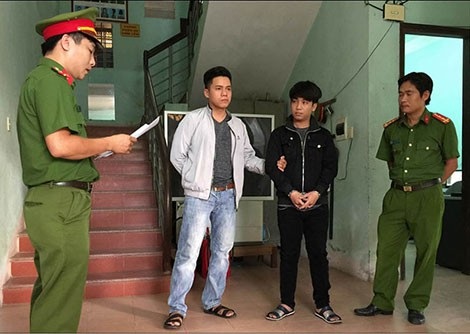 “Cò” mua bán thận Đặng Phúc Hoàng Anh (áo đen) bị bắt giữ.