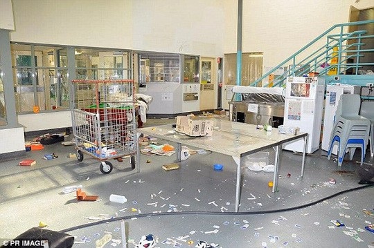 Úc: Cho tù nhân nữ uống thuốc tránh thai sau bạo loạn - 2
Các tù nhân nam xông vào phòng của các tù nhân nữ, đập vỡ tất cả cửa sổ và mọi thứ. Ảnh: PR Image