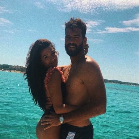 Thủ thành đắt giá của Liverpool hạnh phúc khoe vợ đẹp con xinh - 4 Alisson gây ấn tượng khi có bà xã xinh đẹp