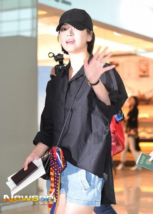 Song Hye Kyo "xuống tóc" vì vai diễn mới - 1
Song Hye Kyo vẫy chào người hâm mộ và truyền thông tại sân bay quốc tế Incheon, Seoul, Hàn Quốc để chuẩn bị bay sang Hồng Kong, ngày 28/8.
