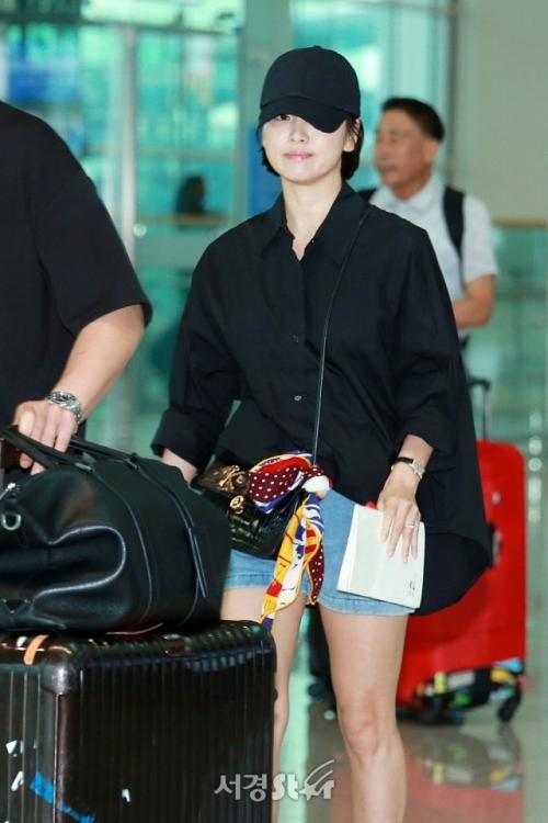 Song Hye Kyo "xuống tóc" vì vai diễn mới - 2
Nữ diễn viên xinh đẹp diện quần short jeans, bốt ngắn cổ và áo rộng thùng thình. Điểm đặc biệt chính là mái tóc ngắn của cô. Được biết, Song Hye Kyo xuống tóc để chuẩn bị cho bộ phim mới mang tên Boyfriend.