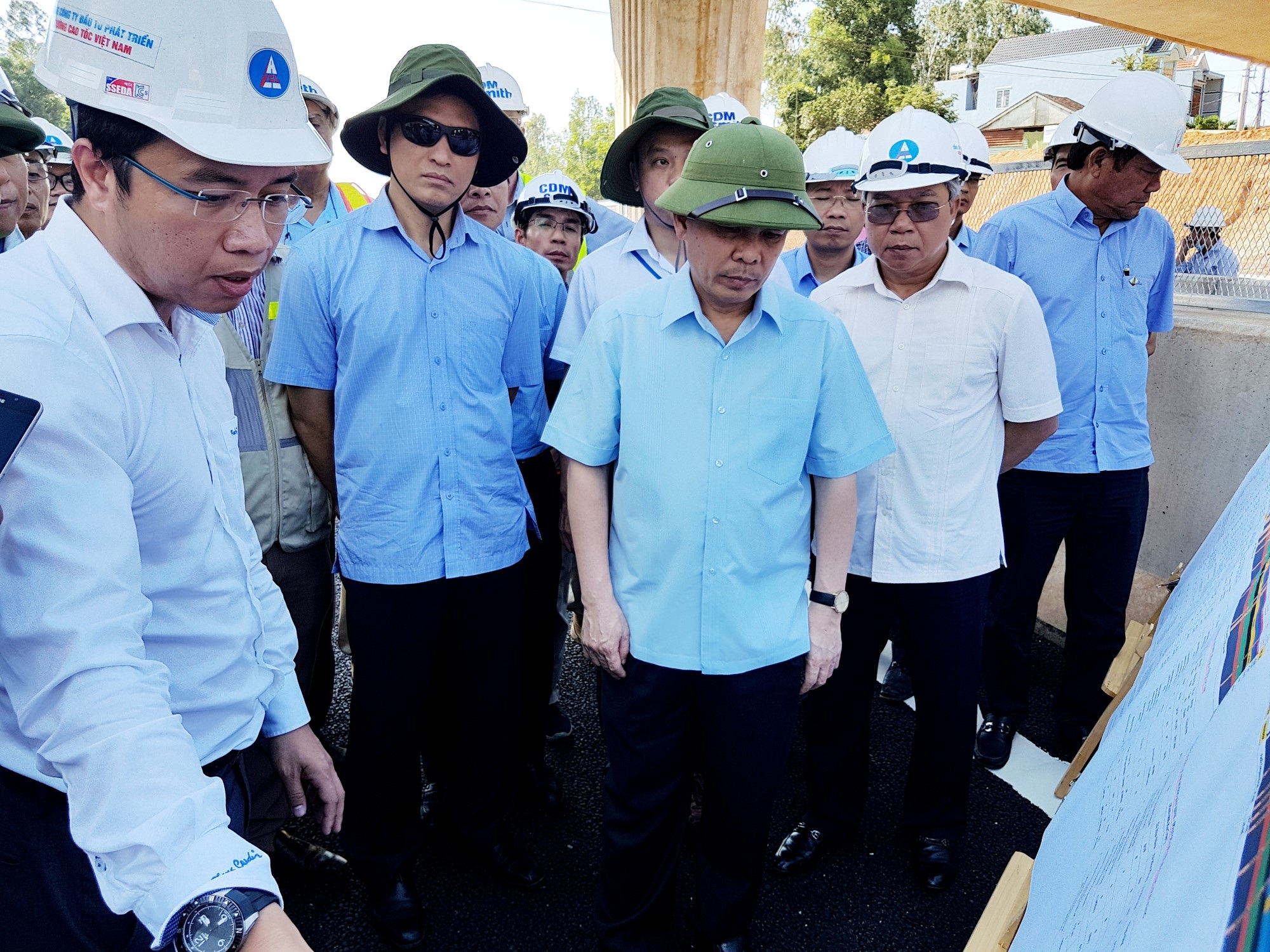 Cao tốc Đà Nẵng - Quảng Ngãi chậm tiến độ, Bộ trưởng “truy” chủ đầu tư - 1 Bộ trưởng Nguyễn Văn Thể nghe báo cáo thi công cao tốc đoạn qua tỉnh Quảng Nam