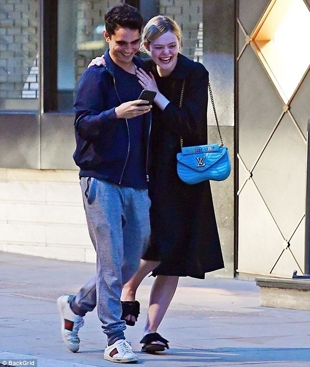 Sao phim Tiên hắc ám hạnh phúc bên bạn trai - 1
Elle Fanning tình tứ khoác vai bạn trai Max Minghella đi dạo trên đường phố London ngày 2/8 vừa qua