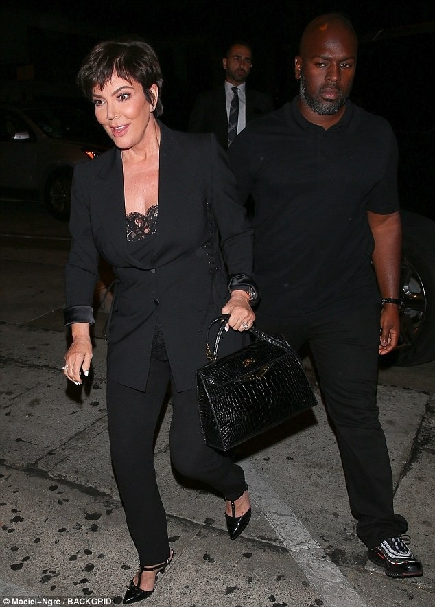 Kendall Jenner đọ dáng với chị gái - 4
Cùng đi ăn với siêu mẫu là mẹ cô bà Kris Jenner, 62 tuổi và bạn trai Corey Gamble, 37 tuổi