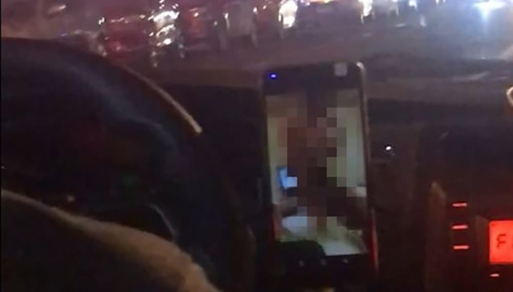 Tài xế taxi thản nhiên xem “phim người lớn” khi đang lái xe chở khách - 1 Tài xế lái xe vẫn ngang nhiên xem phim người lớn khi đang chở khách
