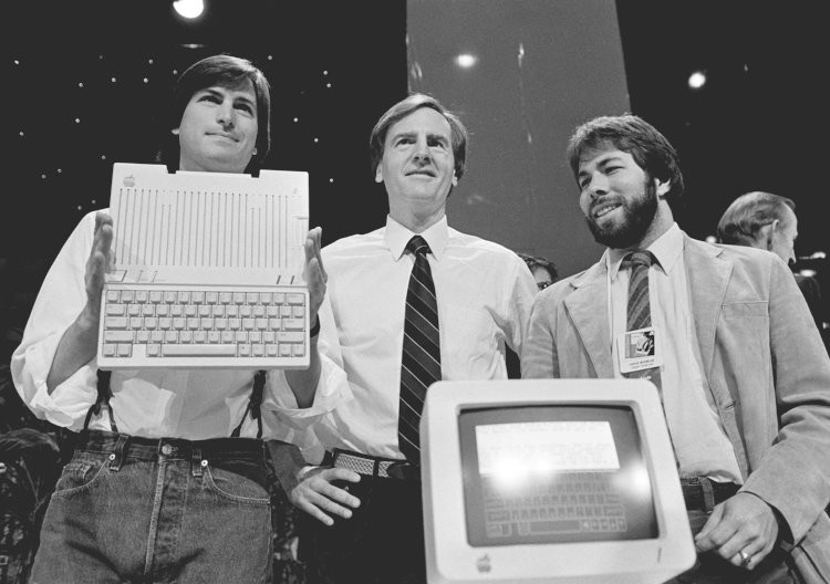 Những cột mốc của Apple trên đường trở thành "bá chủ" thế giới - 5 John Sculley (giữa) đã có những xung đột nhất định về mặt định hướng với Steve Jobs và Steve Wozniak.