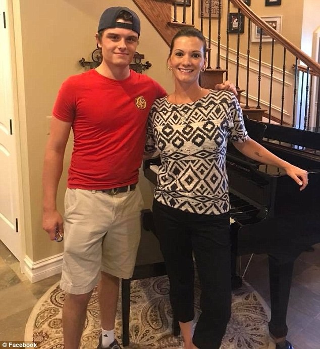 Choáng với ngón đàn piano của anh chàng đi giao pizza - 1 Bryce Dudal (18 tuổi) và bà chủ nhà Julie Varrchetti