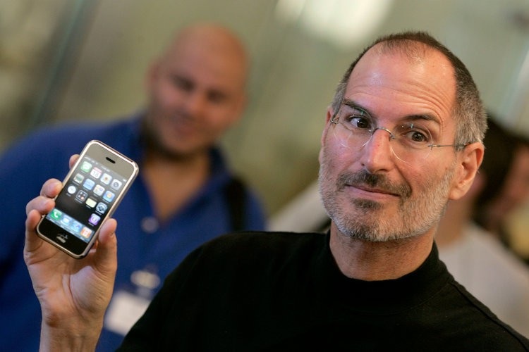 Những cột mốc của Apple trên đường trở thành "bá chủ" thế giới - 8 Steve Jobs trở thành huyền thoại tại Apple nhờ chiếc iPhone.