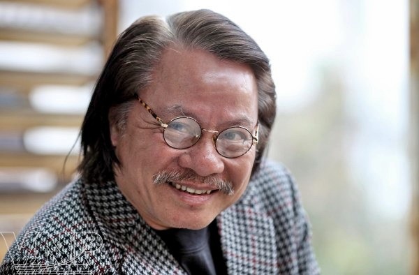 Chuyện đời phía sau nụ cười hiền hậu của “anh Chí” Bùi Cường - 12 Với các diễn viên khóa II trường Sân khấu - Điện ảnh, nghệ sĩ Bùi Cường là người anh cả luôn hết lòng vì các em. Với những người bạn bè, đồng nghiệp và khán giả quen biết nam nghệ sĩ, ông là người sống nghĩa tình, đôn hậu và có nụ cười hiền hoà. Sự ra đi đường đột của ông đã khiến cho những người yêu mến ông hết sức bàng hoàng. Đặc biệt là ông ra đi khi chưa kịp nhận bằng phong tặng danh hiệu NSND dù tên ông đã có trong danh sách Hội đồng chuyên ngành cấp Nhà nước của đợt xét tặng danh hiệu NSND lần thứ 9/2018.