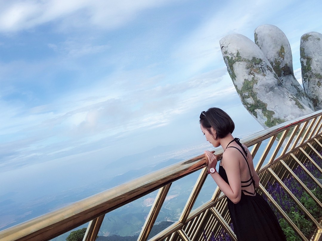 Cây cầu được xây dựng từ tháng 7/2017 và hoàn thiện vào tháng 4 năm 2018. Vào tháng 6 vừa qua, cầu Vàng chính thức đưa vào sử dụng, đón khách du lịch. Ảnh: @mihtigsham