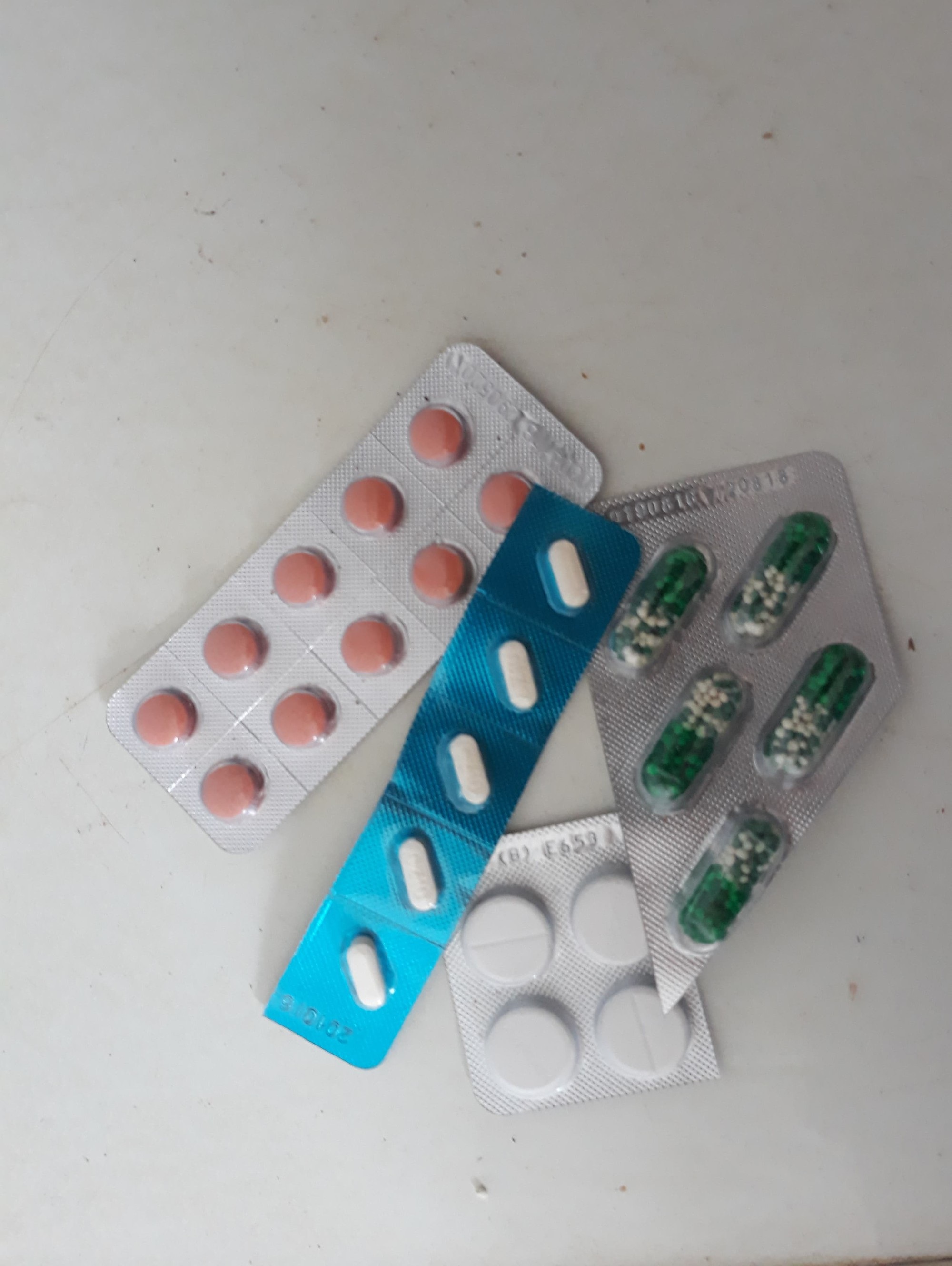 Tràn lan tình trạng bán thuốc không theo đơn - 1 Người dân có thể dễ dàng mua thuốc không cần đơn (ảnh minh họa)