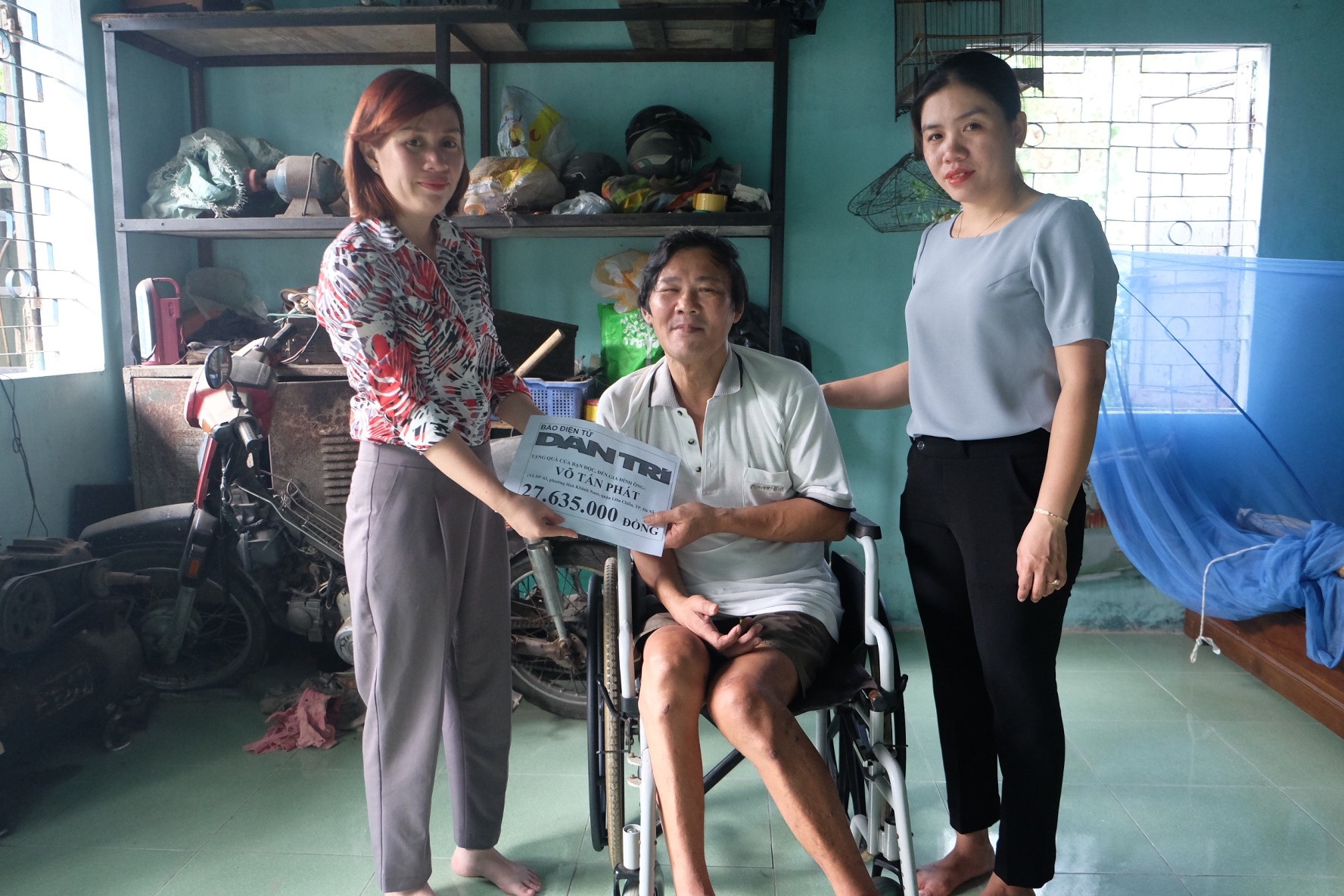 Trao hơn 27 triệu đồng đến người đàn ông bị vợ con bỏ rơi khi gặp tai biến - 1 Ông Võ Tấn Phát đón nhận hơn 27 triệu đồng của bạn đọc báo Dân trí ủng hộ