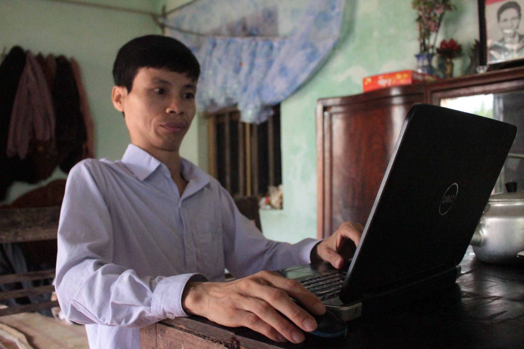 Lớp học tiếng Anh miễn phí của kỹ sư suýt bỏ học vì bệnh tật - 4 Hơn 20 năm trước, khi còn là một cậu học sinh THCS, căn bệnh viêm cột sống dính khớp quái ác đã khiến Thuận phải nghỉ học và tưởng chừng không đi lại được.