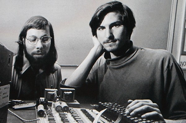 Apple trở thành hãng công nghệ đầu tiên cán mốc giá trị nghìn tỷ USD - 1 Những ngày đầu tiên, ngay cả Steve Jobs lẫn Steve Wozniak, 2 nhà đồng sáng lập Apple, cũng khó tin rằng có ngày công ty của mình sẽ cán mốc giá trị nghìn tỷ USD