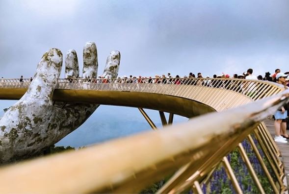 Cây cầu nằm ở độ cao khoảng 1400m, dài gần 150m, gồm 8 nhịp, nằm chơi vơi giữa mây trời tạo nên cảnh tượng vô cùng hùng vĩ. Ảnh: @belen_abasolo