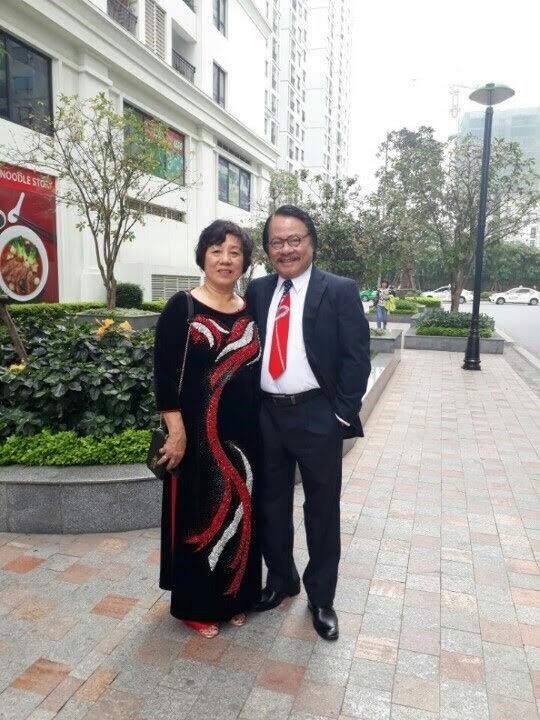 Chuyện đời phía sau nụ cười hiền hậu của “anh Chí” Bùi Cường - 9 Nghệ sĩ Bùi Cường quen biết bà Kim Mùi - người vợ hiện tại năm 1969 nhưng tới năm 1977 mới kết hôn. Cả hai quen biết nhau thông qua một người bạn chung. Trong mắt ông, bà xã là người phụ nữ Hà Nội điển hình của “công, dung, ngôn, hạnh”. Ông bà có hai cô con gái, không theo nghệ thuật. Lúc sinh thời, ông luôn cảm ơn vợ vì biết cảm thông và chia sẻ với niềm đam mê của chồng.