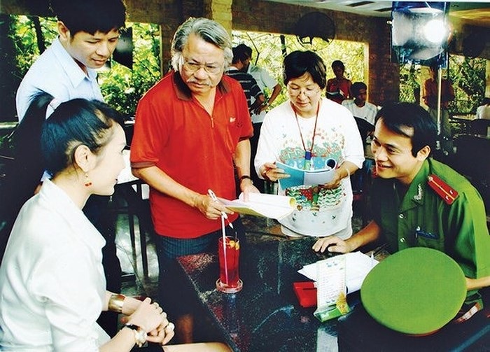 Chuyện đời phía sau nụ cười hiền hậu của “anh Chí” Bùi Cường - 6 Trong vai trò đạo diễn, ông luôn đau đáu tạo ra những tác phẩm điện ảnh xuất sắc để đưa đến cho khán giả những thước phim giá trị.