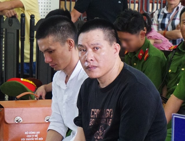 Trùm ma túy rơi nước mắt hội ngộ con gái 3 tuổi tại tòa - 1 Nguyễn Văn Đông (áo đen) tại phiên tòa