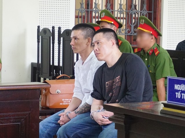 Trùm ma túy rơi nước mắt hội ngộ con gái 3 tuổi tại tòa - 3 Ở phiên tòa trước, Nguyễn Hữu Trinh (áo trắng) xin hoãn xử vì lí do sức khỏe. Ở phiên tòa xử lần thứ 2 này, Nguyễn Hữu Đông kêu đau bụng và xin hoãn phiên xử.