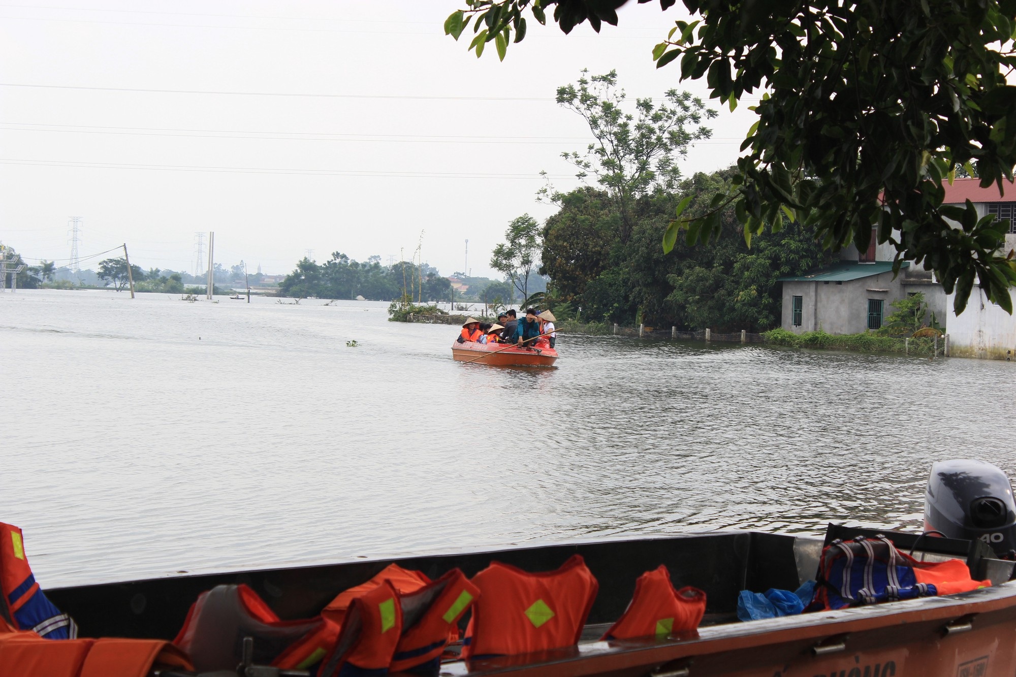 Dân vùng lụt Hà Nội bơi giữa sân, tắm dọc đường làng - 8 Dân vùng lụt Hà Nội bơi giữa sân, tắm dọc đường làng - 8