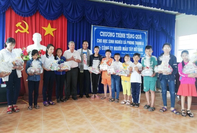 Bạc Liêu: Trao 100 suất quà năm học mới đến học sinh nghèo - 1 Ông Nguyễn Kiên Nhẫn- Chủ tịch Hội Khuyến học tỉnh Bạc Liêu và ông Nguyễn Phú- Giám đốc Công ty Người mẫu Tây Đô trao quà đến các em học sinh nghèo.