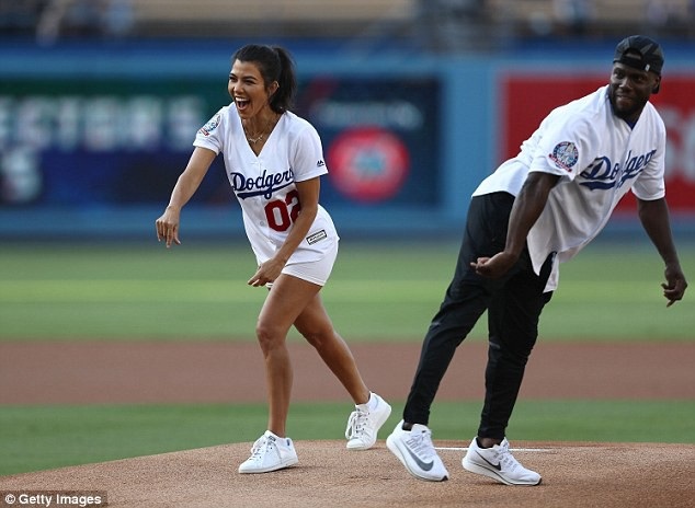 Kendall Jenner đọ dáng với chị gái - 9
Bà mẹ ba con vinh dự được thực hiện cú ném bóng đầu tiên