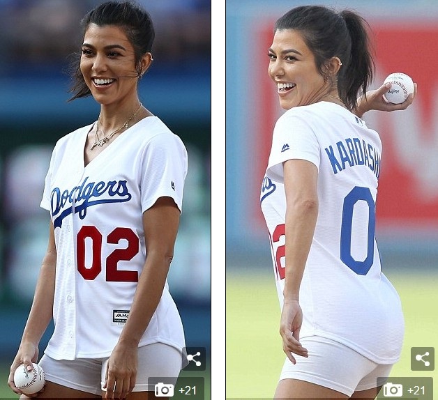 Kendall Jenner đọ dáng với chị gái - 10
Kourtney Kardashian rất vui vẻ và tươi trẻ trên sân vận động