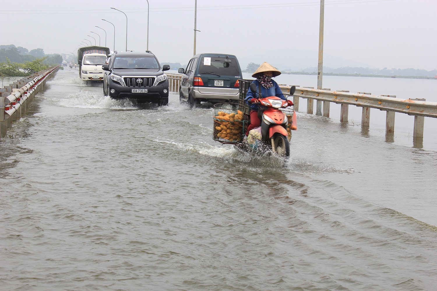 Đường "xuyên biển" ở Hà Nội thông xe sau nửa tháng chìm trong nước lụt - 5