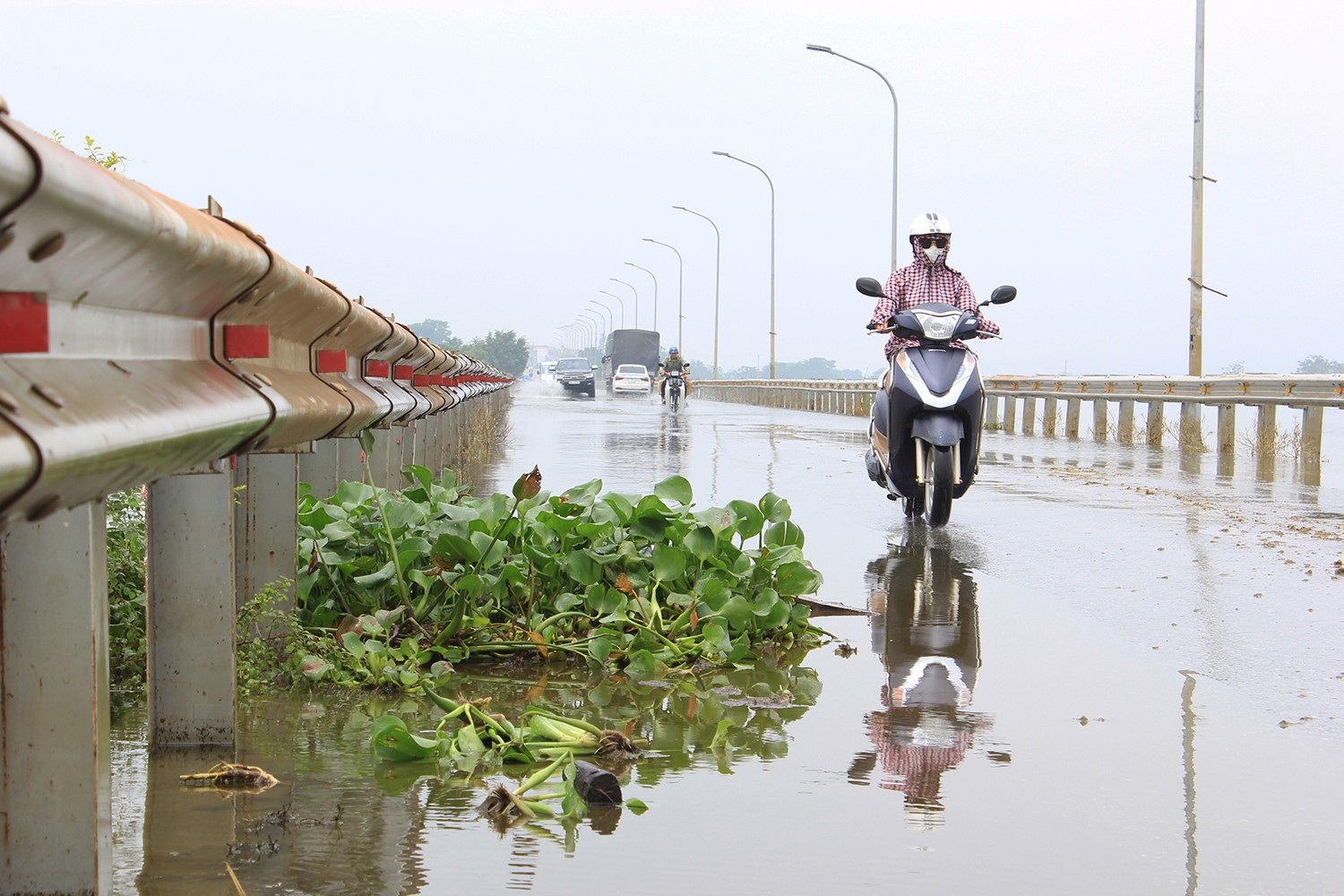 Đường "xuyên biển" ở Hà Nội thông xe sau nửa tháng chìm trong nước lụt - 3
Nước rút dần và rác ở lại.