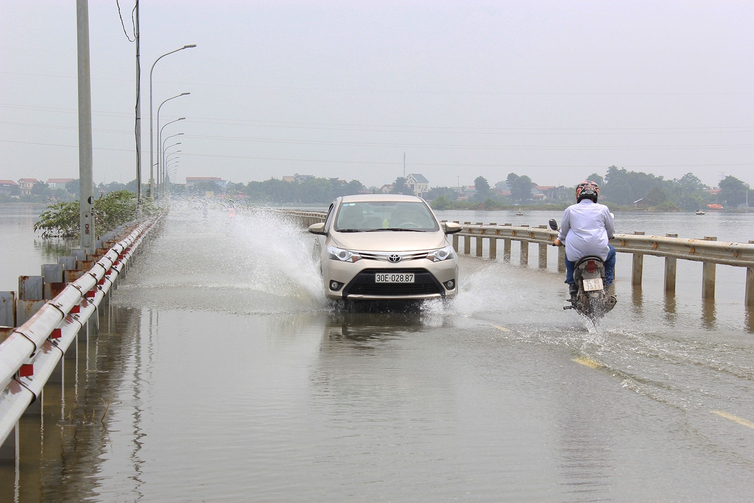 Đường "xuyên biển" ở Hà Nội thông xe sau nửa tháng chìm trong nước lụt - 7