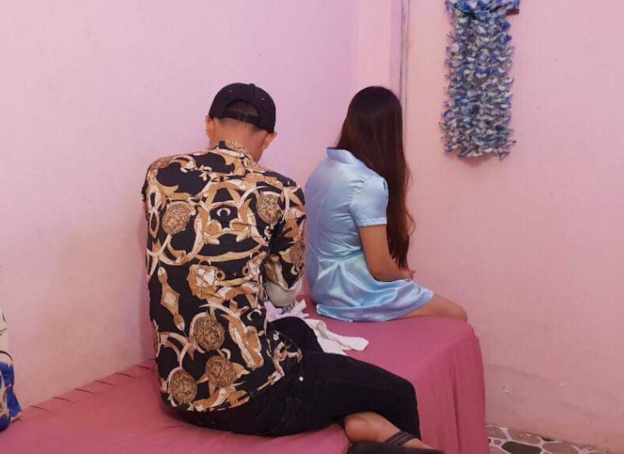 Bắt quả tang nữ tiếp viên cơ sở massage “tắm tiên” cùng khách - 2 Tiếp viên 2 cơ sở massage kích dục cho khách.