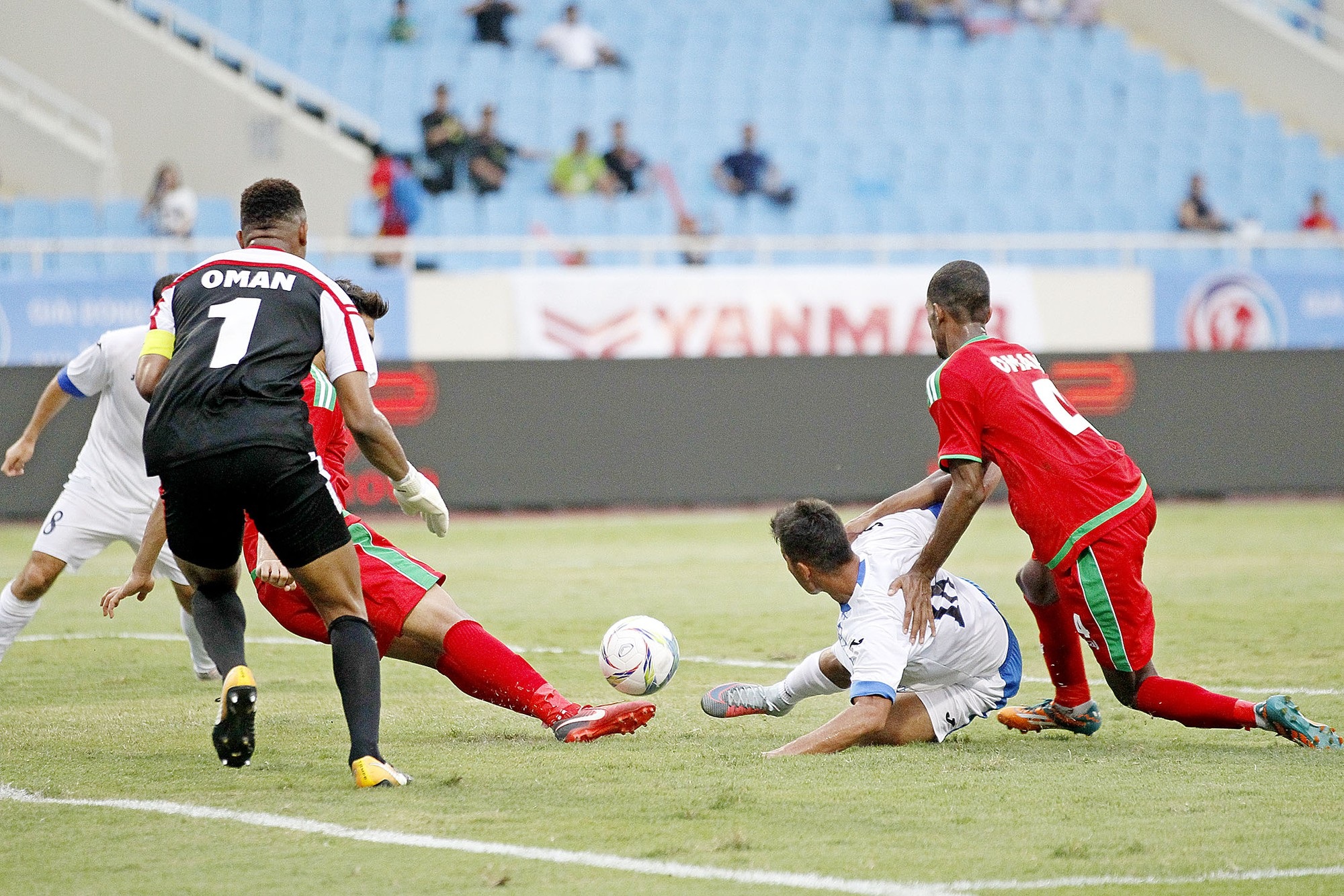 Olympic Uzbekistan chia điểm với Oman trong trận ra quân - 2
Olympic Uzbekistan (trắng) không thể chiến thắng trước đối thủ yếu hơn - Ảnh: Gia Hưng