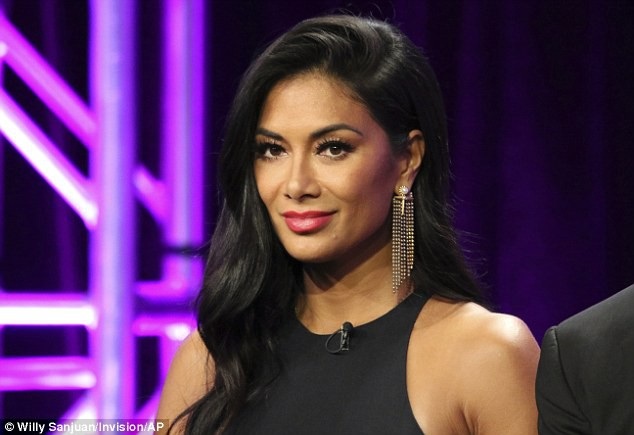 
Nữ ca sỹ điềm tĩnh trả lời câu hỏi phỏng vấn
