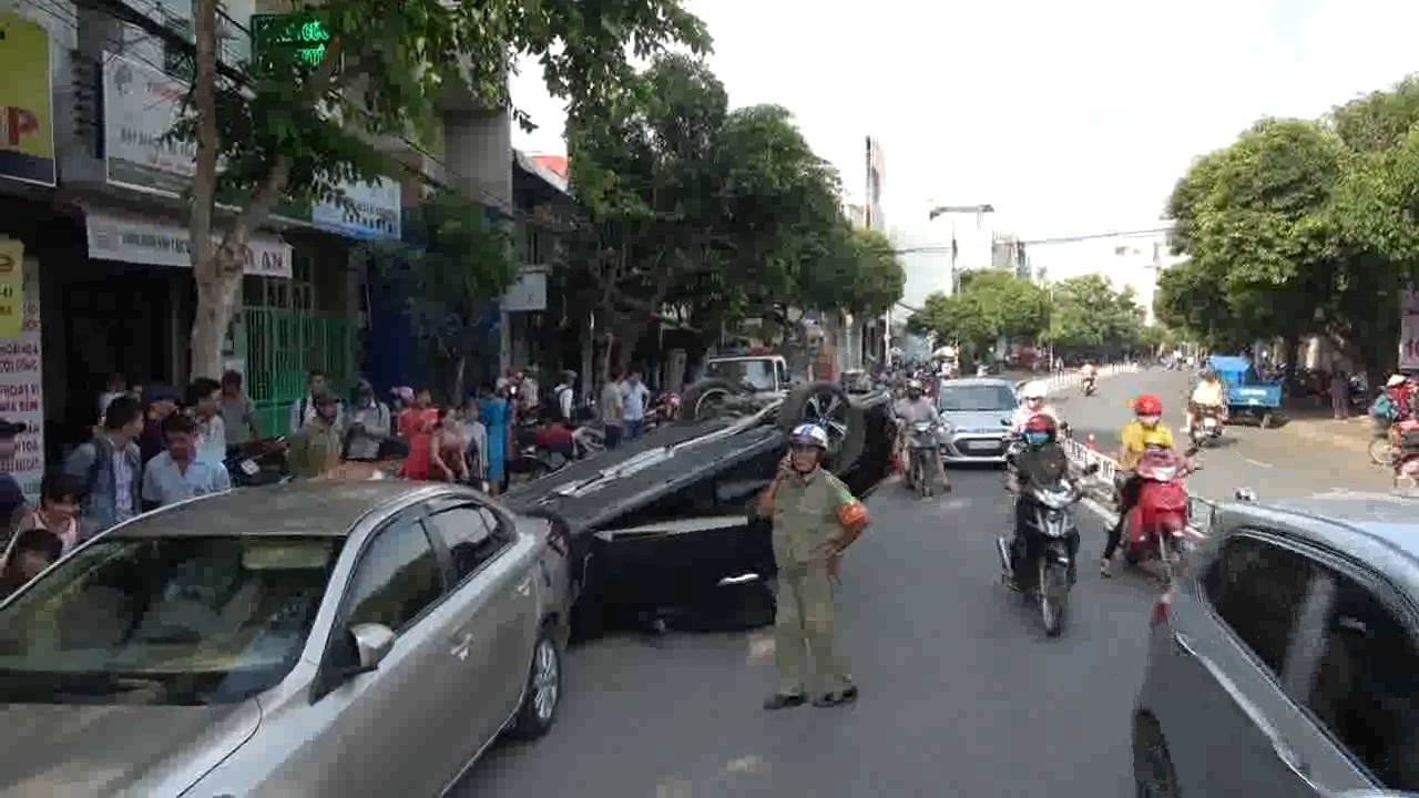 TPHCM: Ô tô “điên” lao lên vỉa hè tông xe máy, hất văng người đi bộ - 1 Hiện trường vụ ô tô tông người đi đường rồi phơi bụng