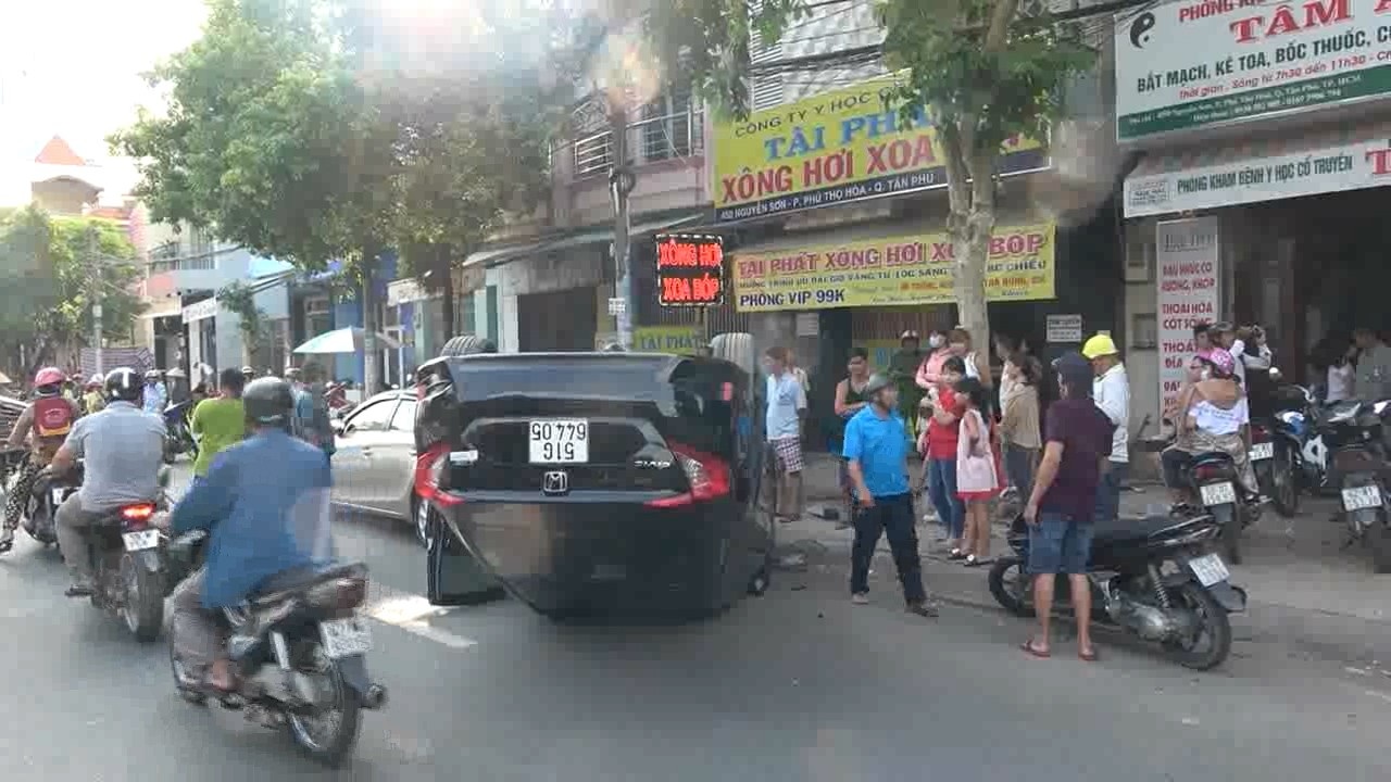 TPHCM: Ô tô “điên” lao lên vỉa hè tông xe máy, hất văng người đi bộ - 2 TPHCM: Ô tô “điên” lao lên vỉa hè tông xe máy, hất văng người đi bộ - 2