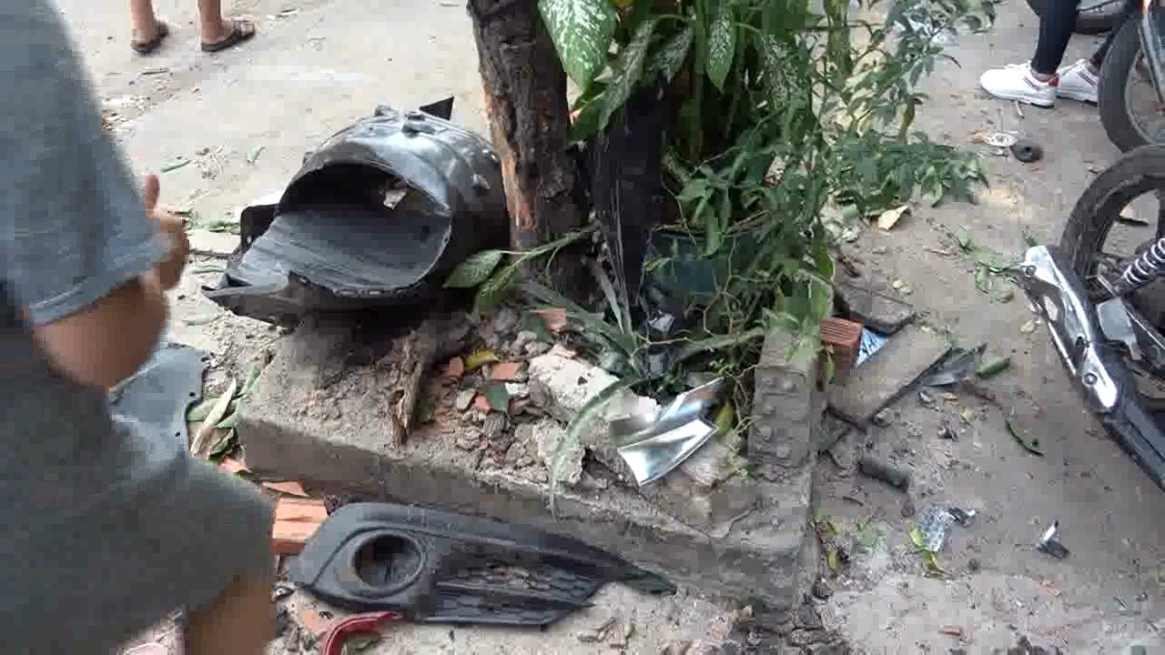 TPHCM: Ô tô “điên” lao lên vỉa hè tông xe máy, hất văng người đi bộ - 4 Nhiều mảnh vỡ văng tung tóe
