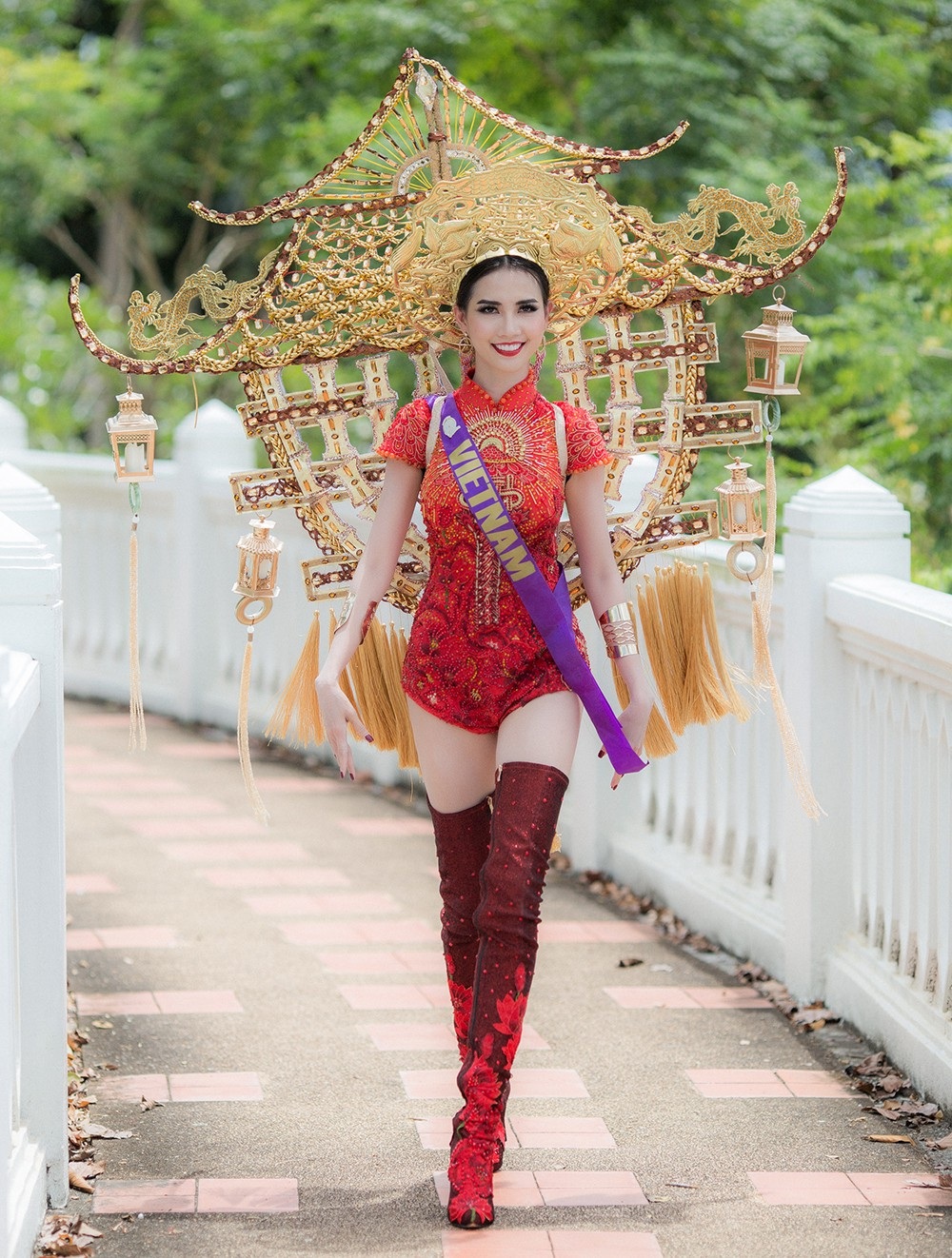 Phan Thị Mơ diện quốc phục nặng 15kg lấy ý tưởng từ Chùa Một Cột - 4 Bộ trang phục khá nặng gây khó khăn cho Phan Thị Mơ trong lúc di chuyển, tuy nhiên trong lúc trình diễn cô vẫn luôn tươi cười và cố gắng thể hiện tốt nhất có thể.