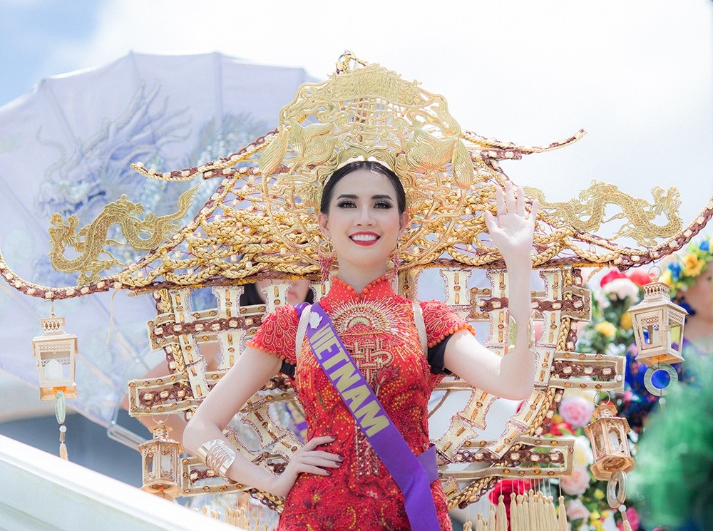 Phan Thị Mơ diện quốc phục nặng 15kg lấy ý tưởng từ Chùa Một Cột - 3 Bộ trang phục do NTK Ngô Mạnh Đông Đông thực hiện với phần khung nặng hơn 15kg. Để mang được bộ quốc phục này từ Việt Nam sang Thái Lan, Phan Thị Mơ đã phải nhờ tới sự hỗ trợ của các thành viên trong Ban tổ chức cũng như những người bạn trong cuộc thi để có thể lắp ráp và sau đó mang đeo lên người.