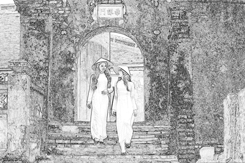 Cố đô Huế - Dấu ấn lịch sử nhìn từ hiện tại - 4 Tiểu thuyết gia người Pháp Jean Hougron còn viết trong tác phẩm ‘Soleil de Ventre’ của mình về người con gái Huế “Các cô gái Huế kiêu sa và dễ làm ra vẻ khinh khỉnh, họ là đám hậu sinh của các phi tần không bao giờ quên rằng một giọt máu thiên tử đang chảy truyền trong huyết quản của mình”