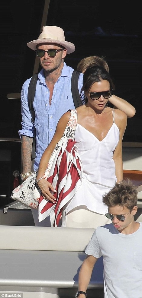 
Vợ chồng Beckham đưa 4 đứa con đi nghỉ ở miền nam nước Pháp ngày 29/8 vừa qua
